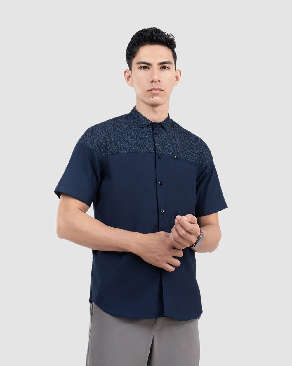 Koko Modern Khalil Series eksklusif bermotif geometric oktagonal warna navy, tampil rapi, tenang, dan berwibawa dengan gaya modern berkelas.