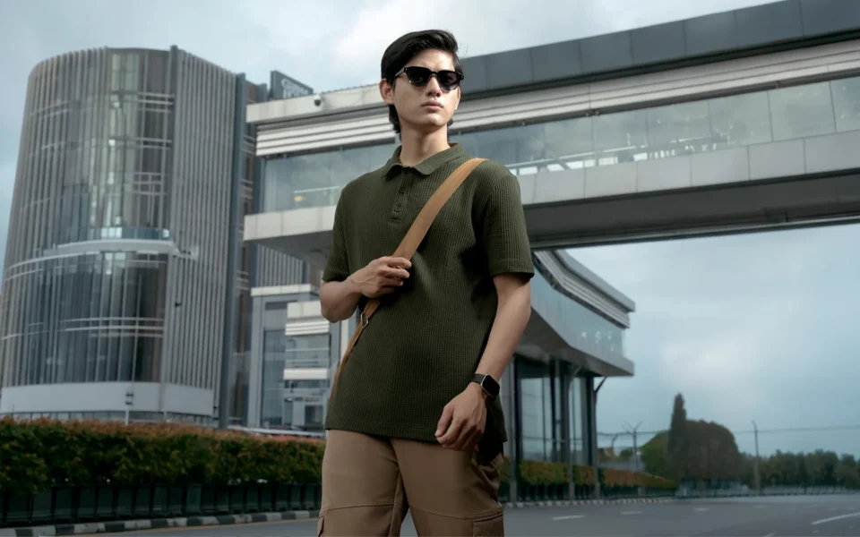 Gaya kasual pria kulit gelap dengan kaos polo olive green Fadkhera dan celana panjang