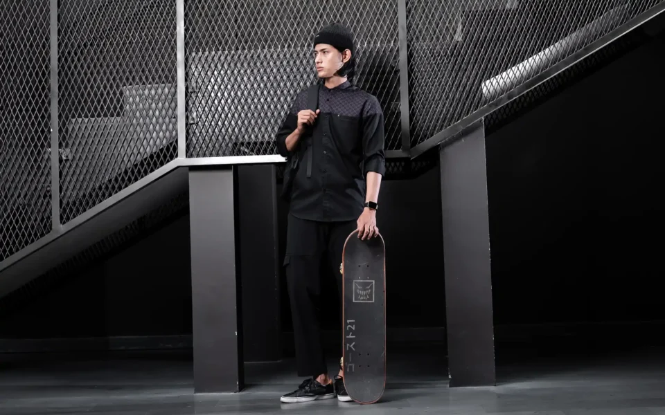 Pria berkulit sawo matang mengenakan kurta modern Fadkhera warna hitam, rapi dan maskulin