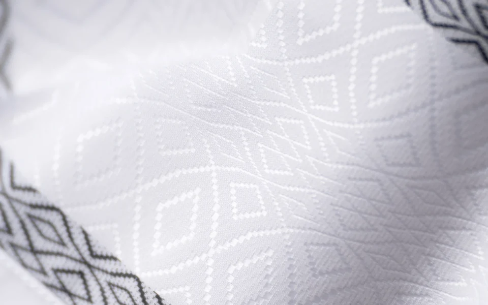Detail jahitan dan motif tumpal eksklusif pada dada baju koko kemeja putih pria premium Fadkhera Khudair.