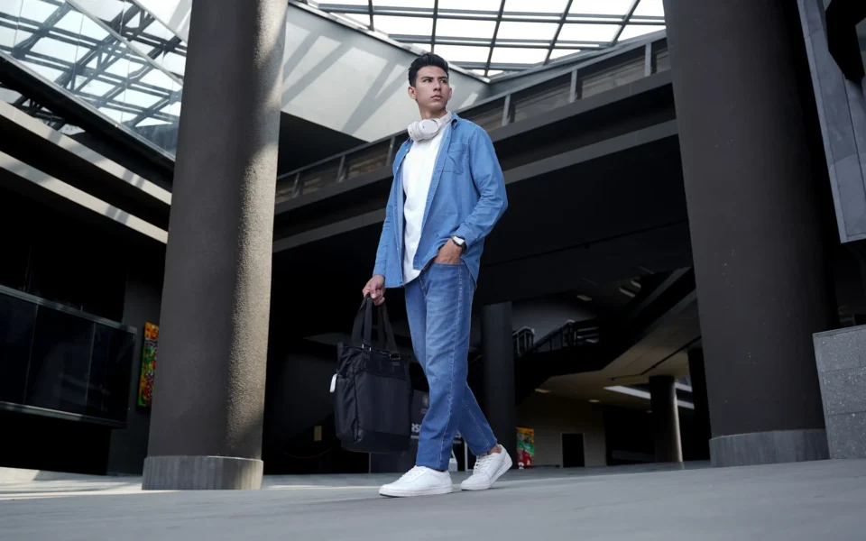 Tampilan kasual modern pria muslim mengenakan kaos oversize dan celana denim Basra Active Flex Ankle Jeans dengan potongan crop di atas mata kaki.