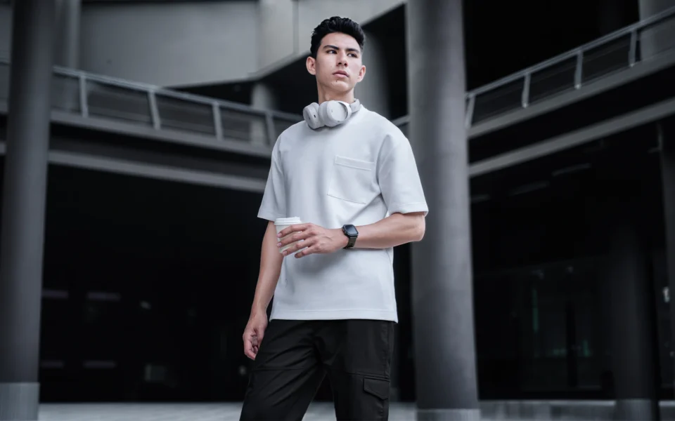 Panduan padu padan kaos oversize putih polos dengan celana Ruzain 2.0 Sirwal Pants hitam dari Fadkhera untuk gaya streetwear casual ala City Boy.